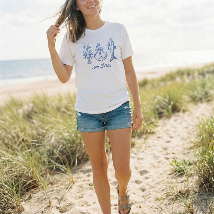 Sea La Vie Coastal Graphic Tee – Nautical Anchor & Fish Shirt – Beach Life T-Shirt - SE124
